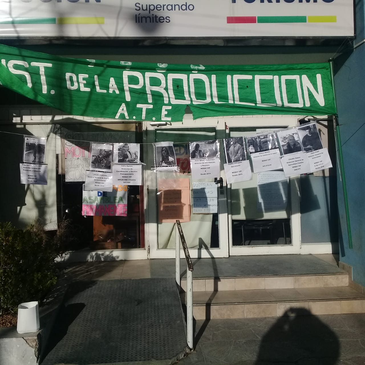 Los empleados del ministerio de producción tomaron el edificio