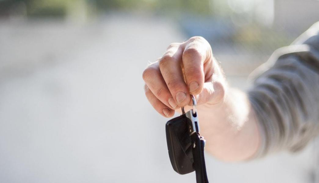 Le pidió el auto para probarlo antes de comprarlo y no volvió más
