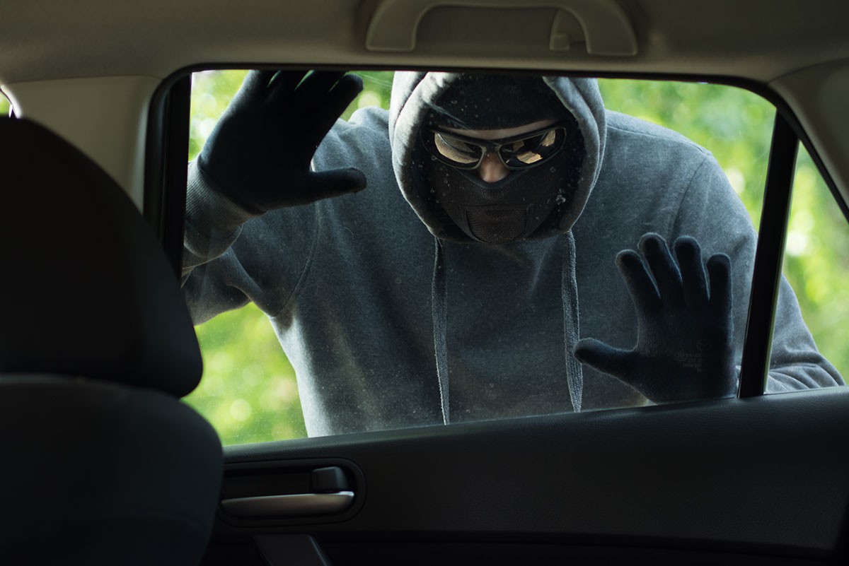 Escuchó ruidos, salió y le habían robado las ruedas del auto