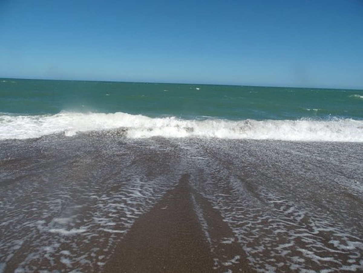 Joven sufrió una luxación de hombro al ser golpeado por una ola en Playa Unión