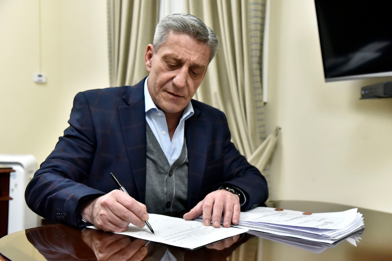 Arcioni promulgó la Ley del Fondo Fiduciario para el Desarrollo Provincial suscripto recientemente con Nación
