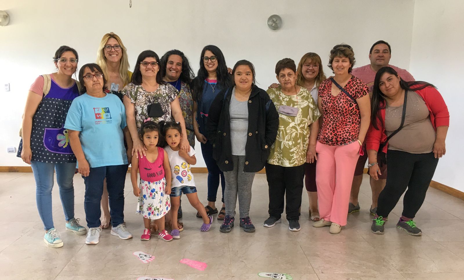 Presidenta barrial junto a los talleristas y alumnos