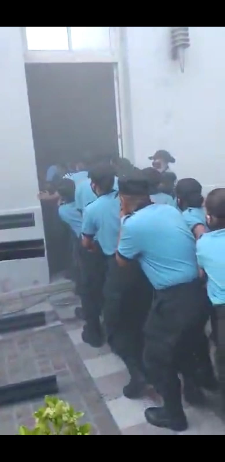 “Casi perdimos efectivos que quedaron encerrados dentro de casa de gobierno”