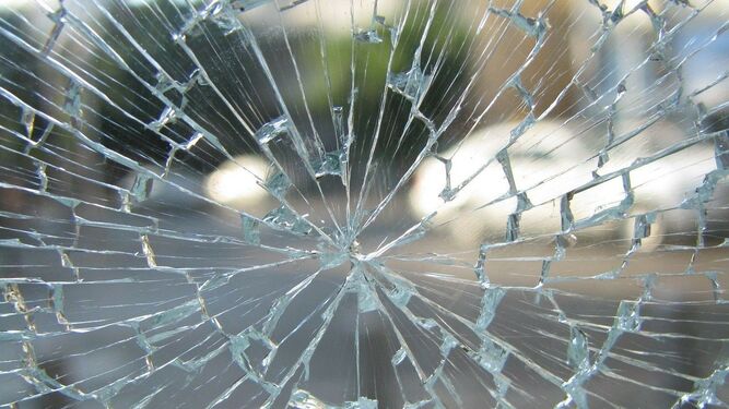 Le quisieron cobrar un coseguro y rompió un vidrio del sanatorio