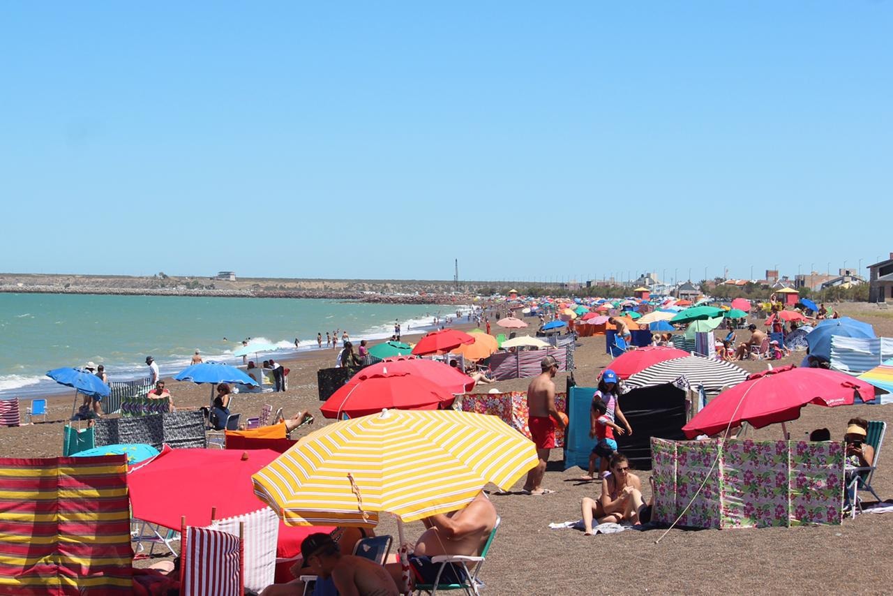 El Municipio solicita el uso correcto de sombrillas en Playa Unión 