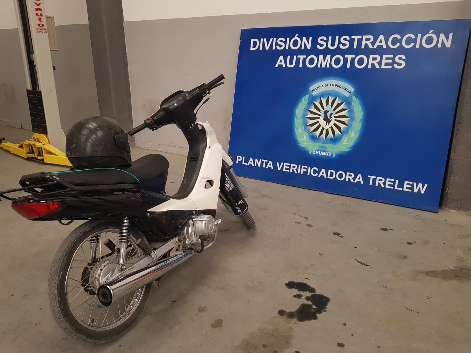 La policía secuestró una moto y detuvo a un sujeto que tenía pendiente una orden de arresto