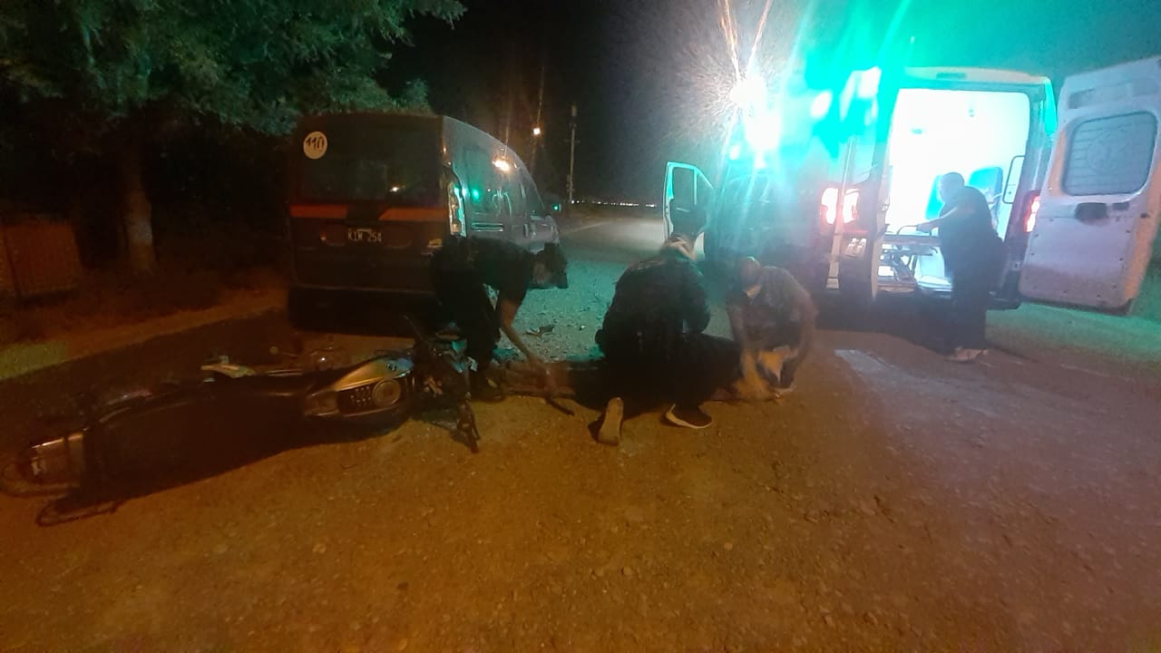 Robó una moto, chocó y terminó internado