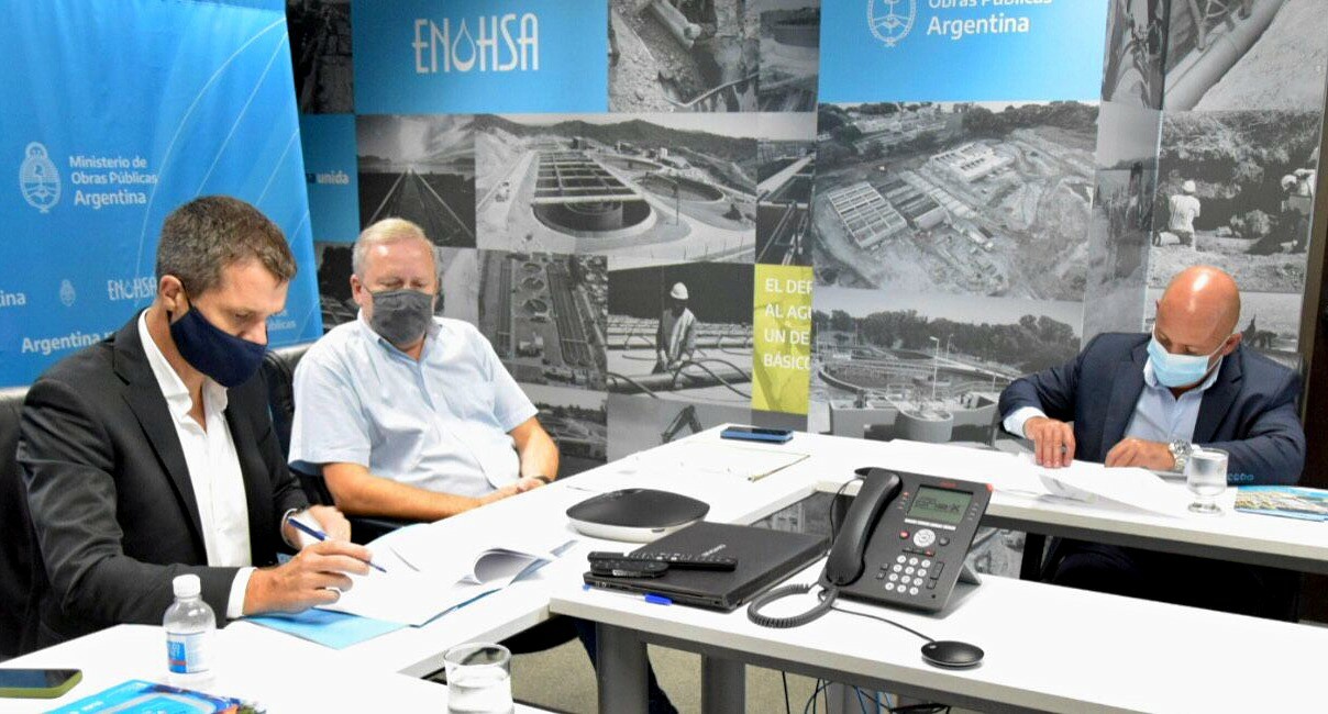Sastre firmó el convenio específico para la ejecución del colector cloacal oeste