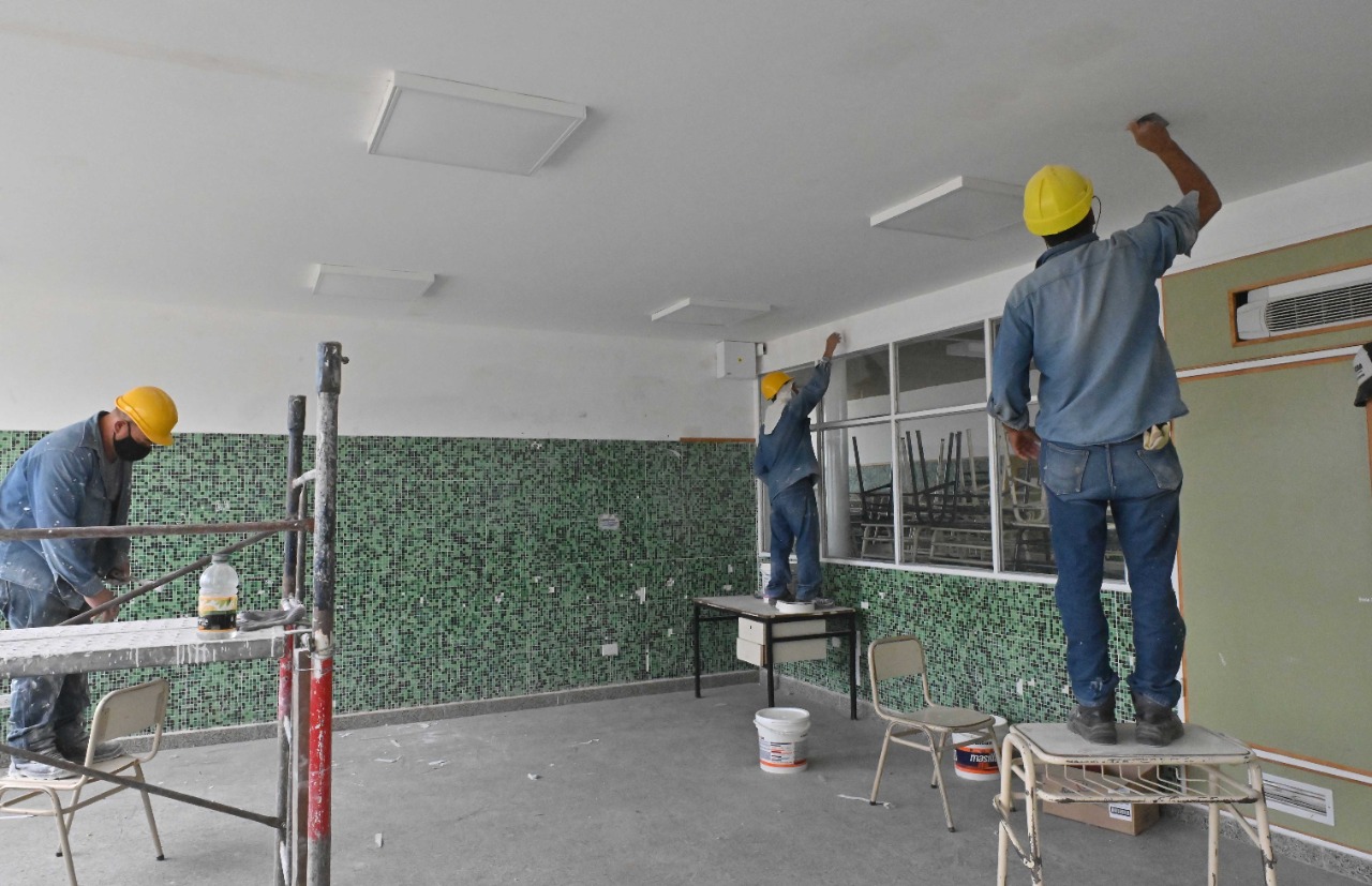 Arcioni supervisó obras de refacción en Escuelas de Trelew