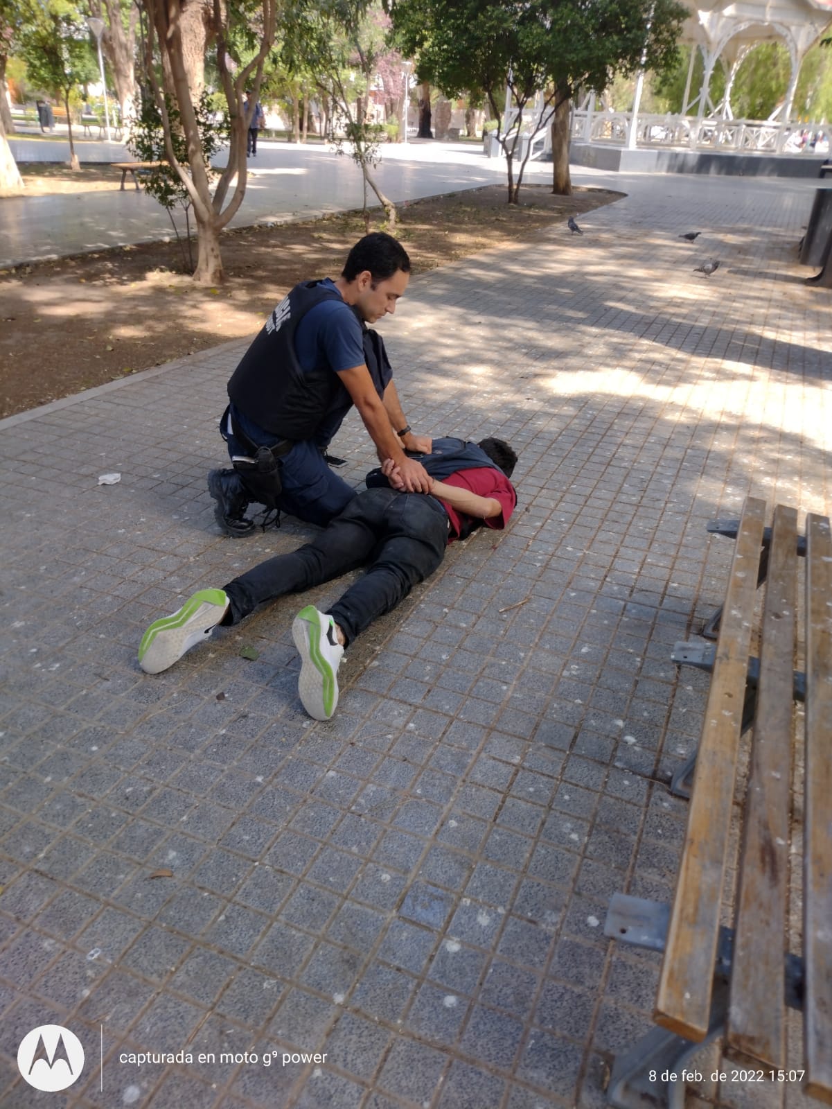 Fingió tener un arma de fuego y le robó el teléfono a un joven