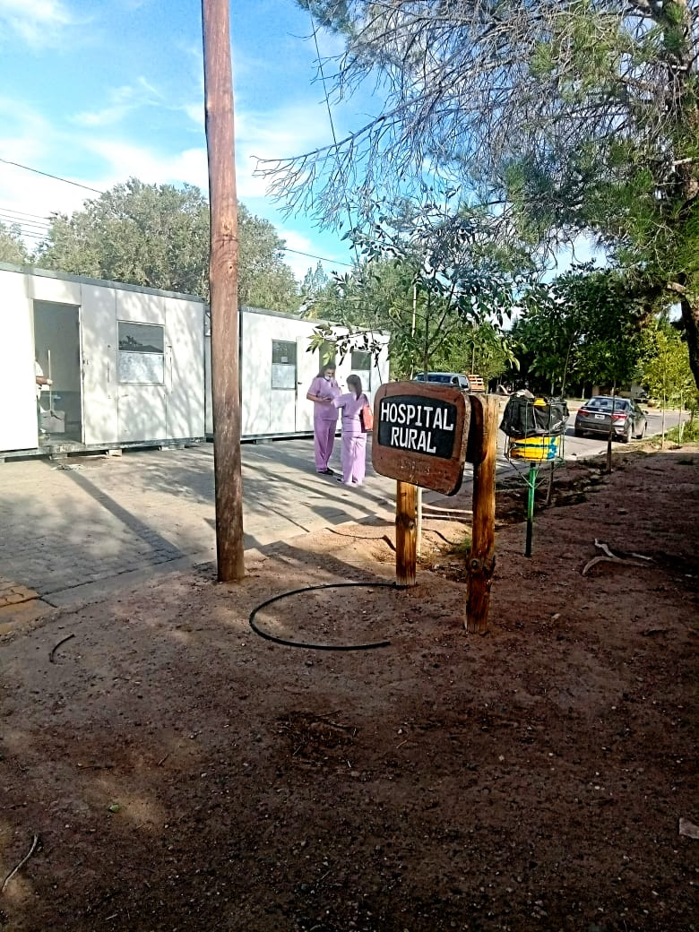 El Hospital Rural de Las Plumas ya atiende pacientes en los módulos que llevó el Gobierno