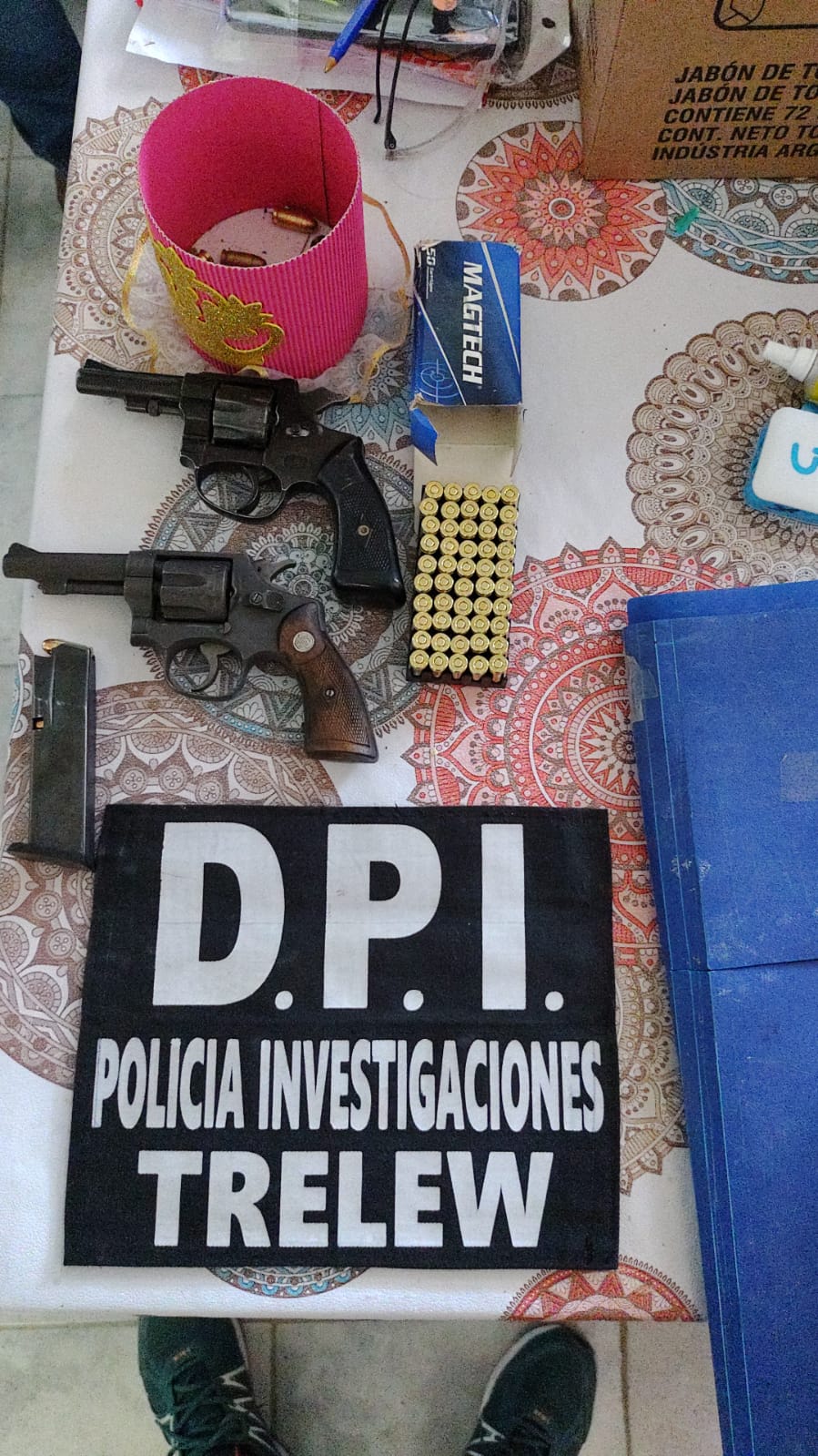 La policía realizó tres allanamientos en Trelew