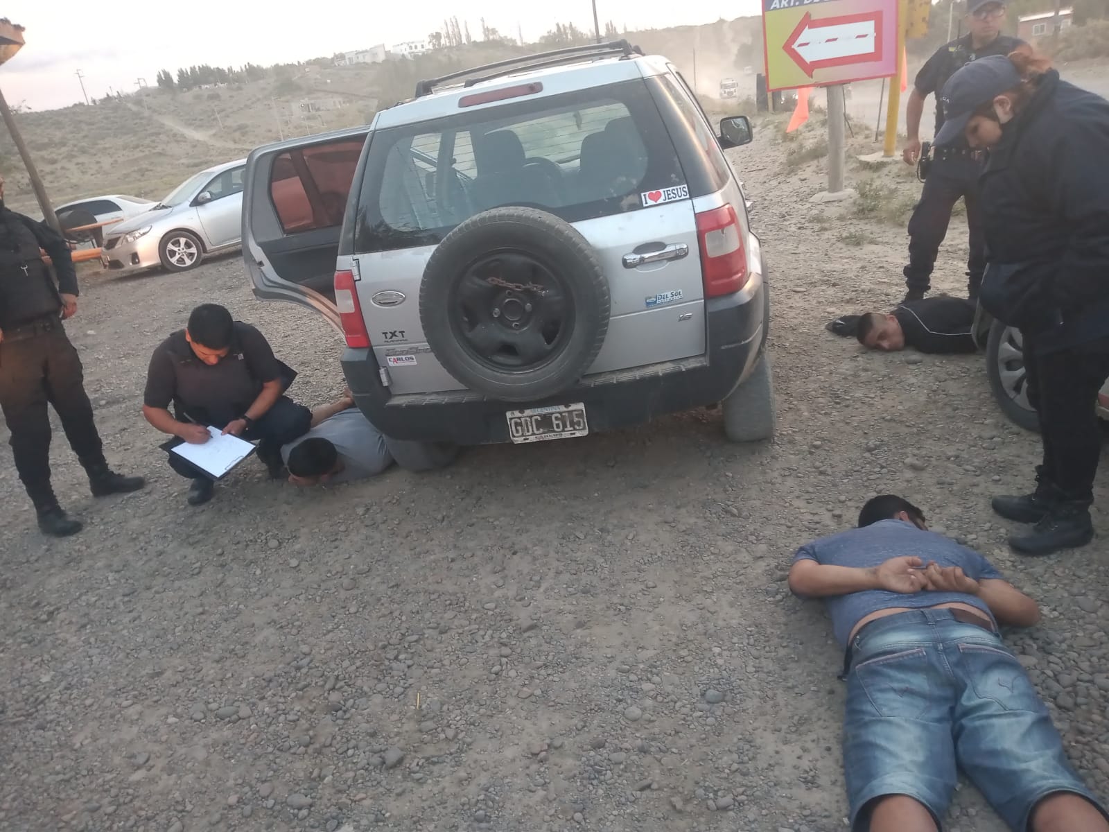 La policía detuvo a tres hombres que intentaron ingresar a una vivienda