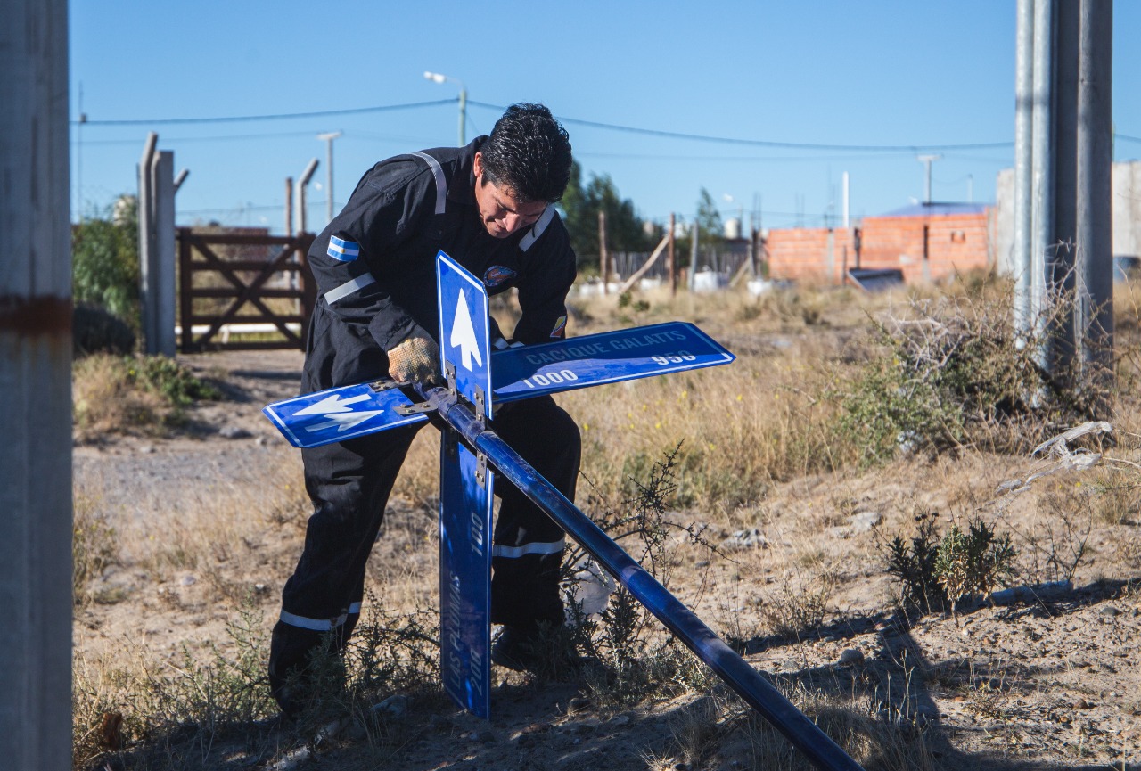 Colocación de cartelería en calles del Barrio Tierras para TOdos