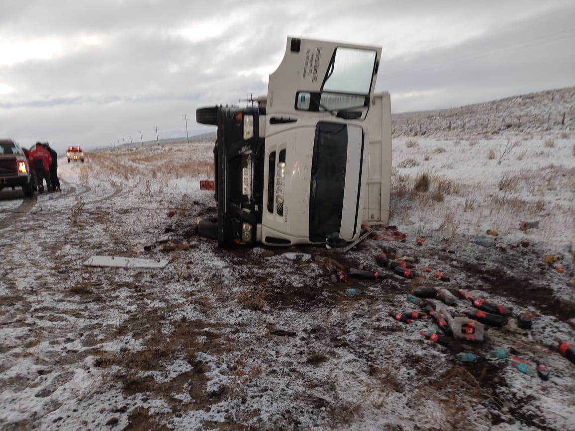 Conductor lesionado al volcar un camión sobre la ruta 40