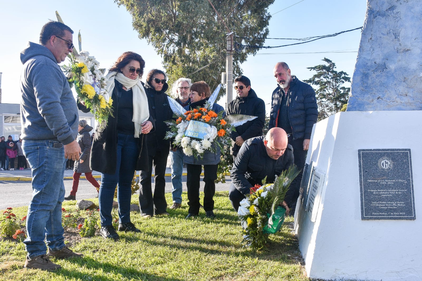 Día del trabajador: Sastre encabezó la tradicional colocación de ofrendas florales y entregó certificados a personas que se capacitaron