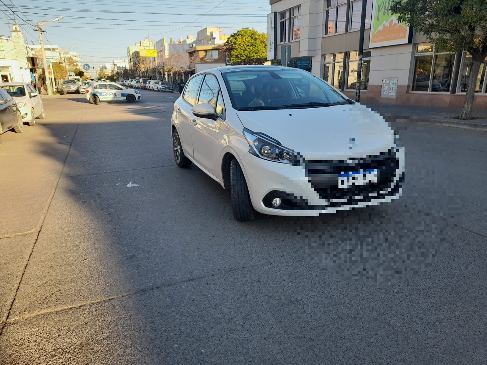 Una mujer resultó con lesiones graves tras ser embestida por un automóvil