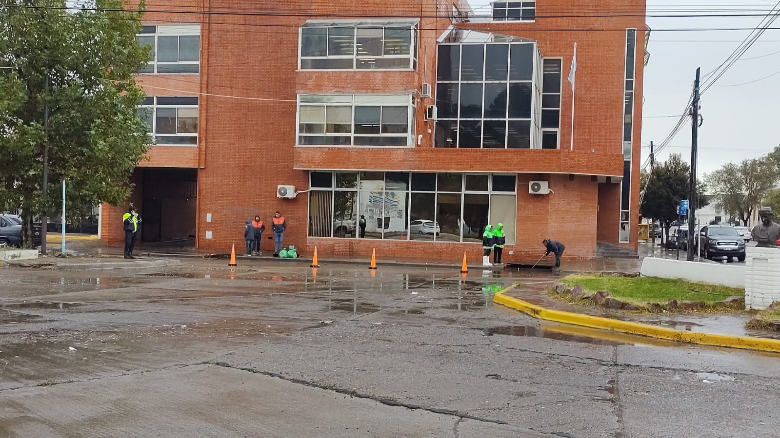 Trabajadores municipales trabajando para evitar graves inundaciones (1)