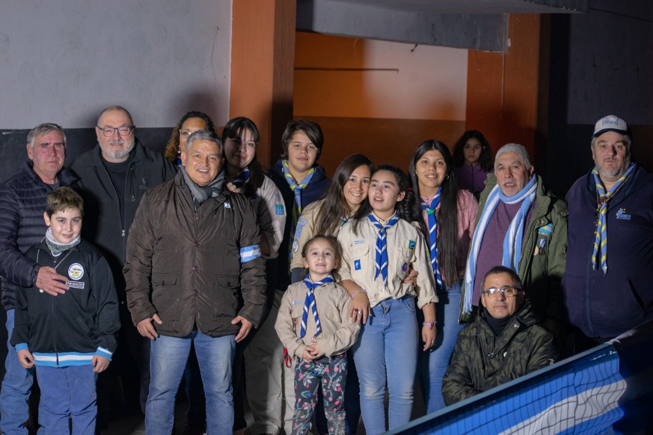 García junto a los ex combatientes y el Grupo Scout