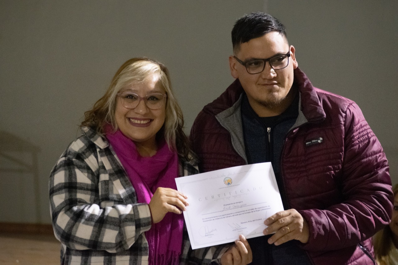 Gisel Porras en la entrega de certicados EMAL