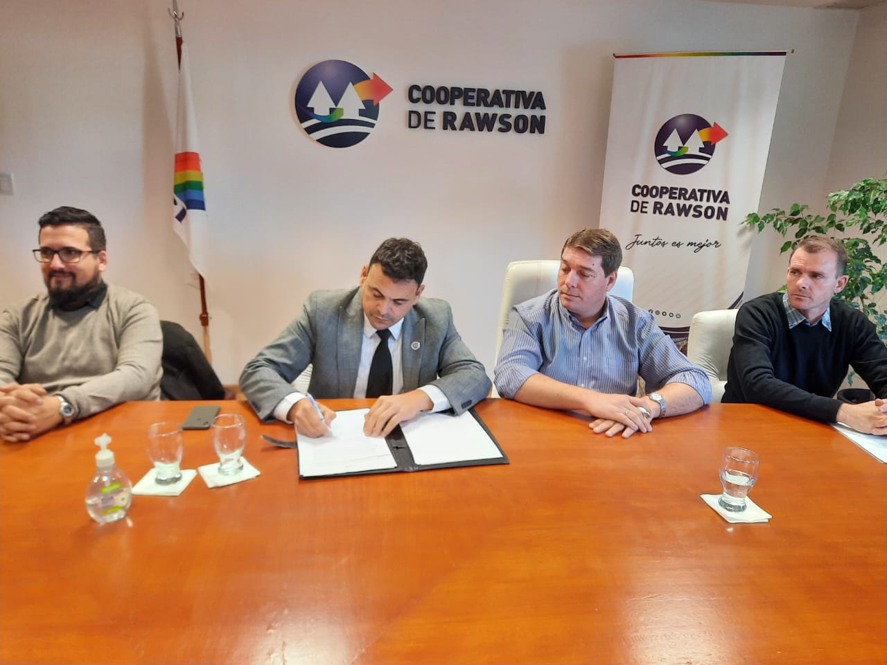 La Cooperativa y la Municipalidad firmaron convenio para desistir de los juicios