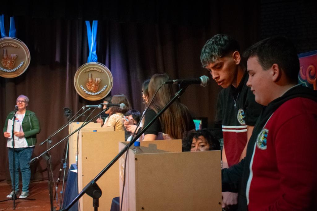 Estudiantes compitiendo de la categoría Varieté