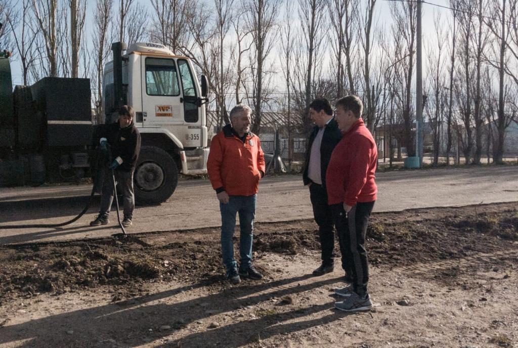 Funcionarios municipales recorriendo la Pista de Atletismo de Rawson que está siendo reacondicionada (1)