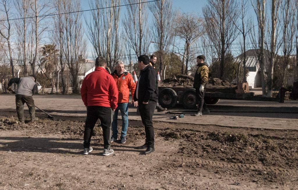 Funcionarios municipales recorriendo la Pista de Atletismo de Rawson que está siendo reacondicionada (2)