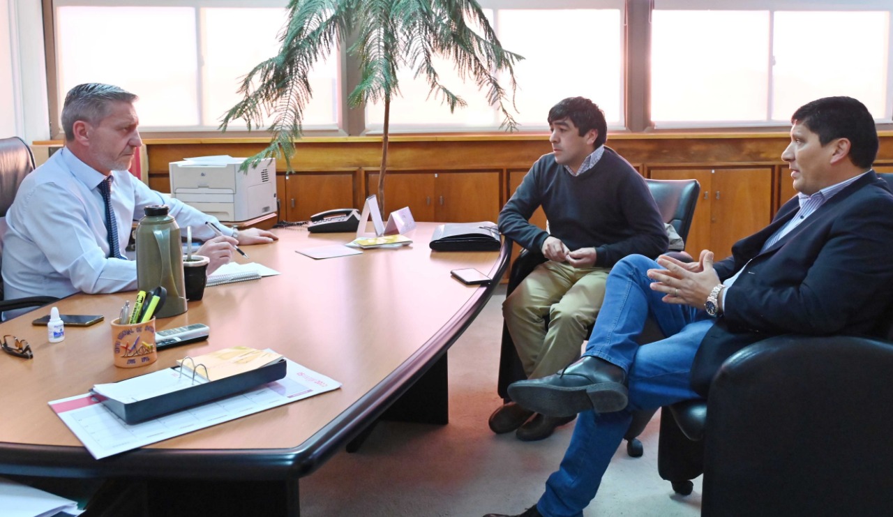 Arcioni se reunió con el jefe comunal de Aldea Apeleg por el centenario de la localidad