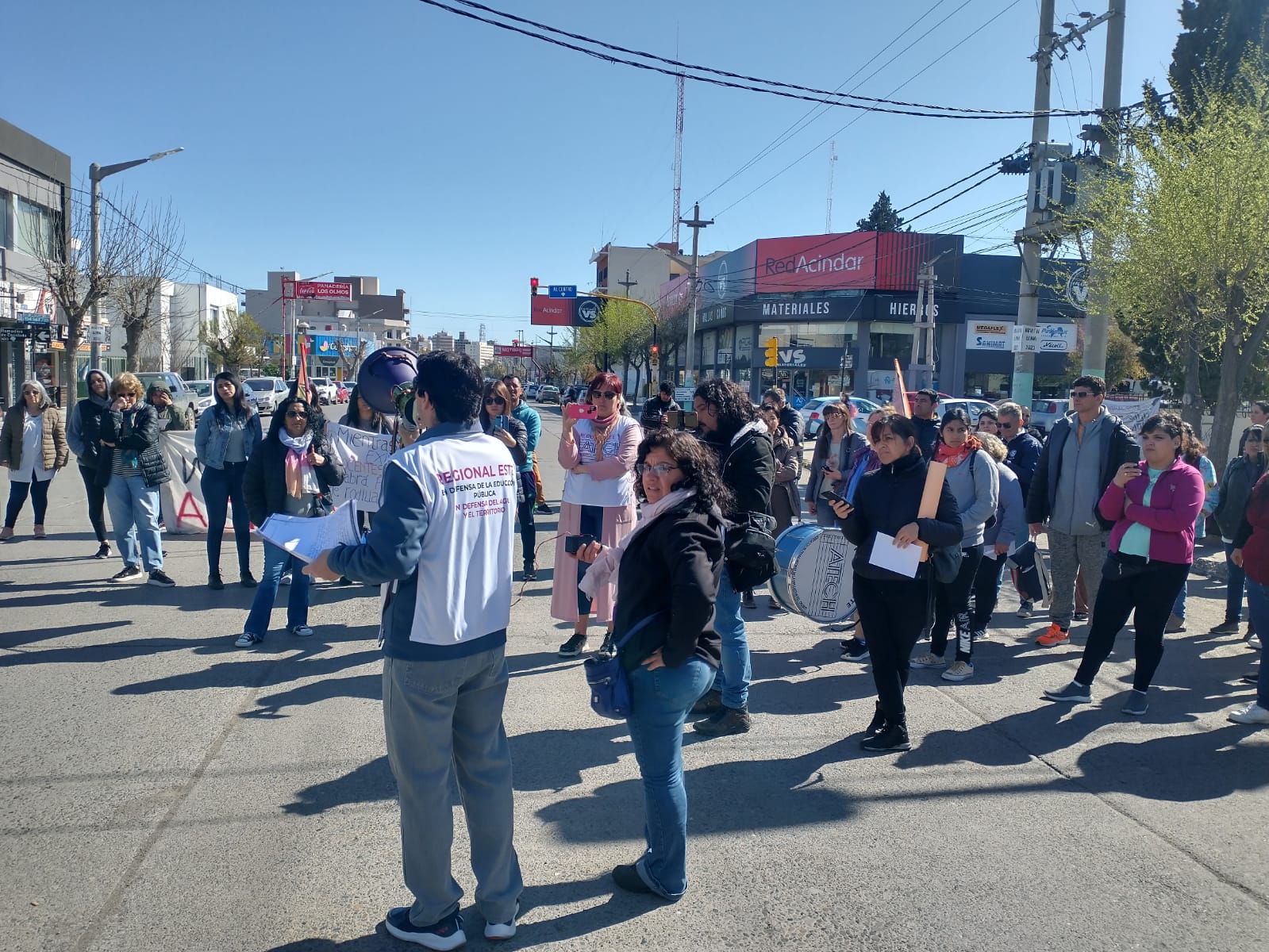 Docentes se manifestaron frente a la delegación Trelew de supervisión de escuelas primarias