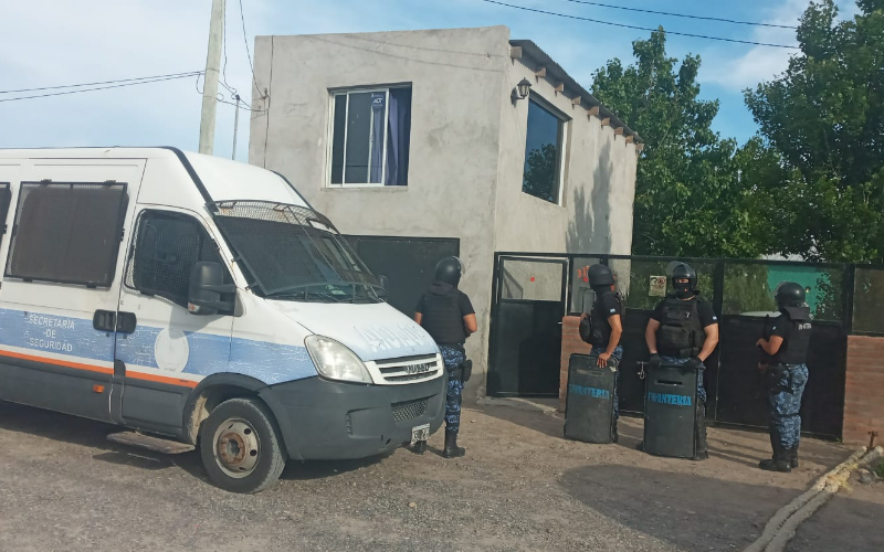 Allanamientos en Puerto Rawson por un hecho de robo agravado