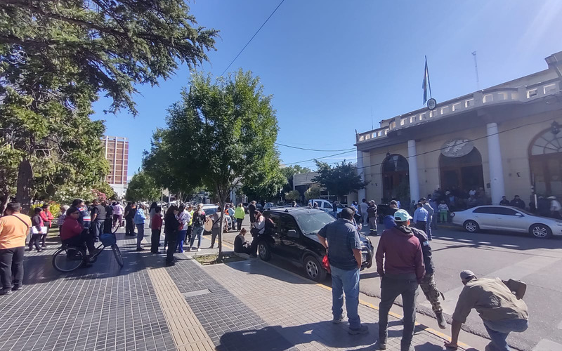 Trabajadores se manifestaron frente al edificio municipal de Trelew