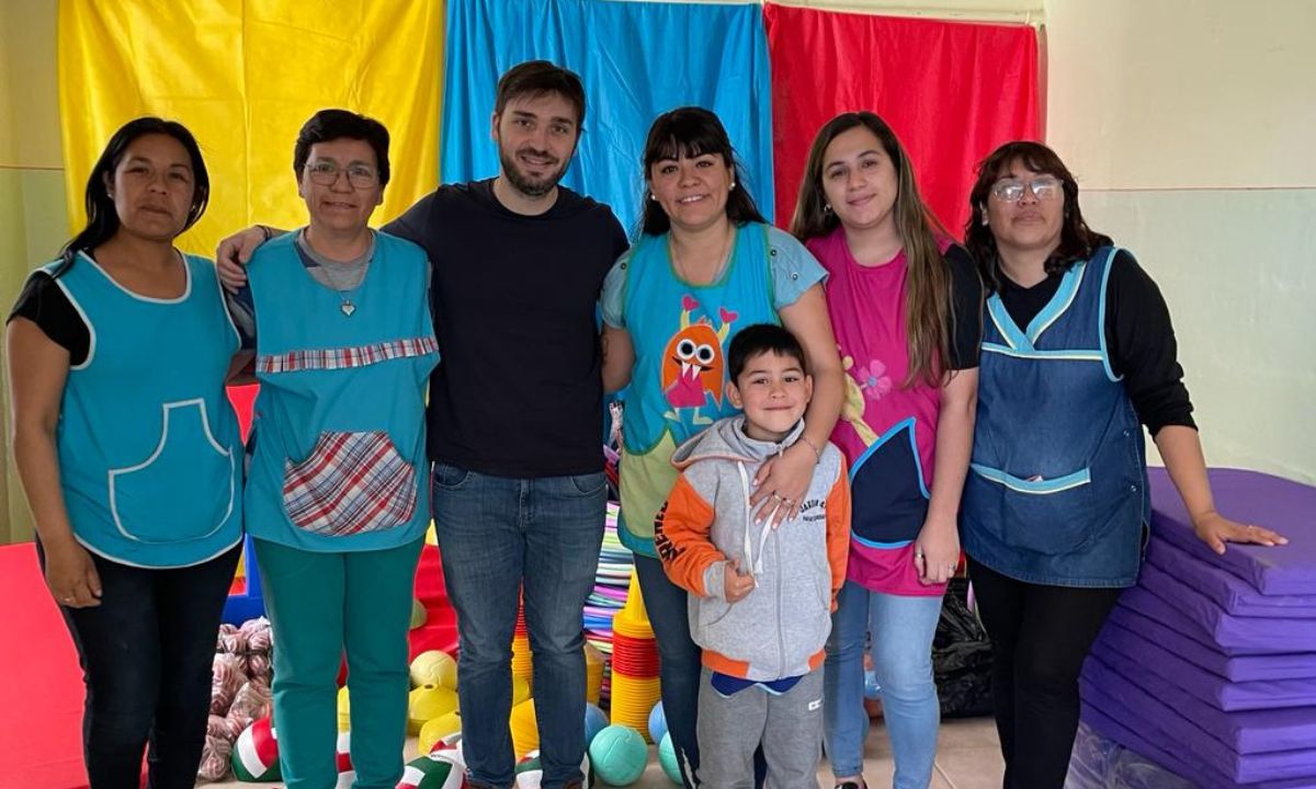 «Nacho» Torres entregó material educativo para los alumnos del Jardín 477 de Paso de Indios