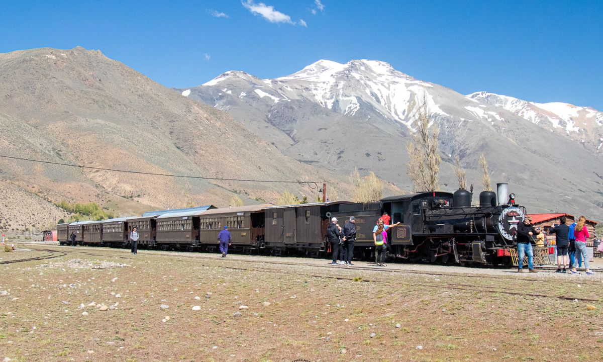 Ruedan escenas de la película por los 100 años de Playa Unión en La Trochita en El Maitén
