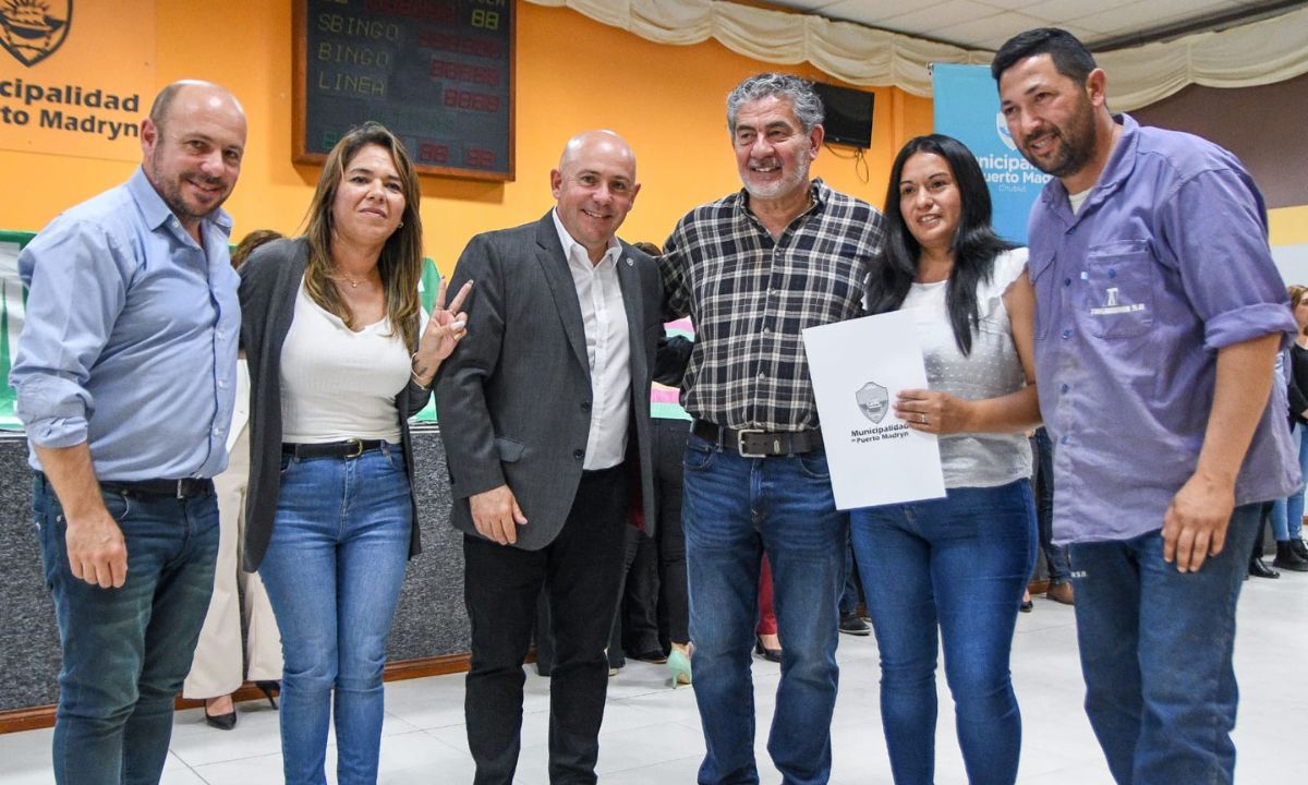 El Vicegobernador y el Intendente entregaron la preadjudicación de tierras a vecinos Madrynenses