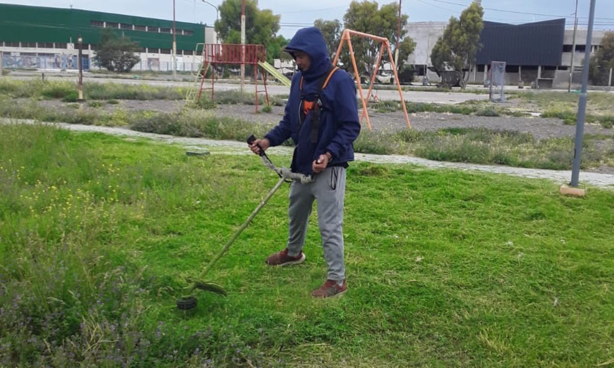 La Municipalidad de Rawson continúa con los trabajos de saneamiento y mantenimiento de espacios verdes y públicos