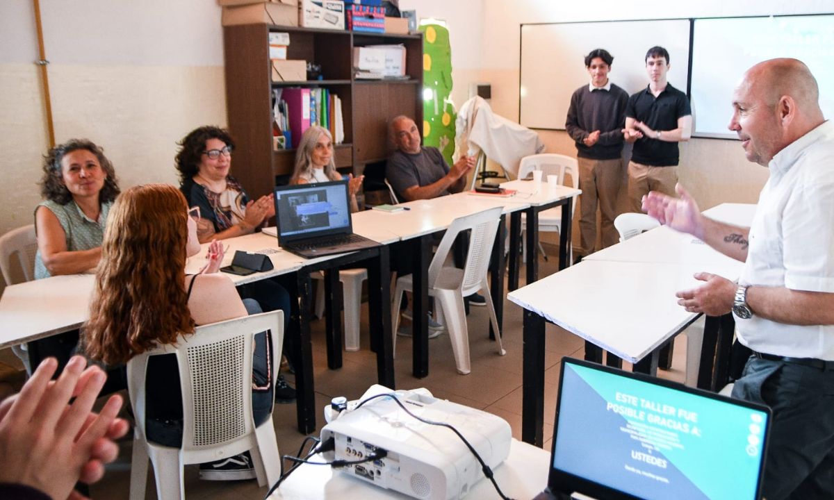 Sastre participó de un taller de comercio electrónico dictado por alumnos de la escuela Nº728 y destinado a emprendedores locales