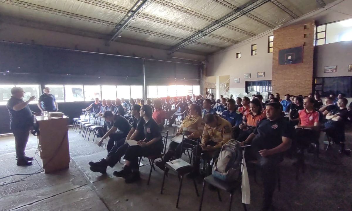 Bomberos se capacitan en Trelew en el combate de incendios interfase urbano-rural