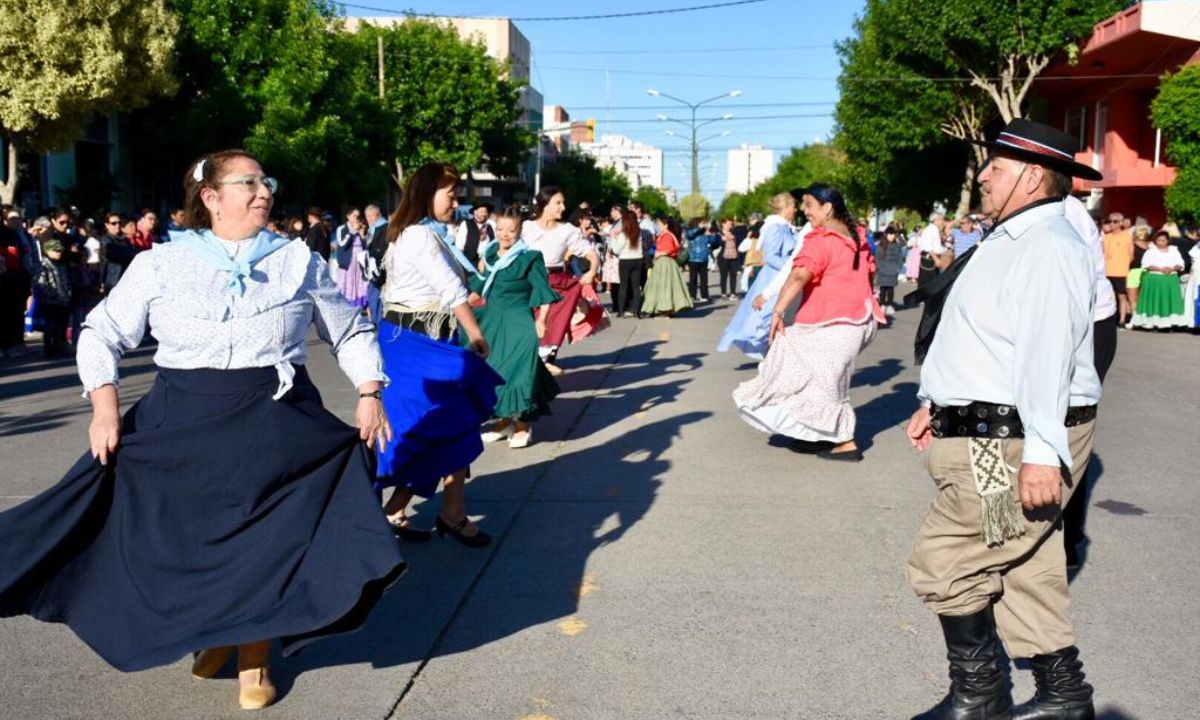 Con gran participación se realizó este domingo el Pericón Nacional Comunitario en Trelew