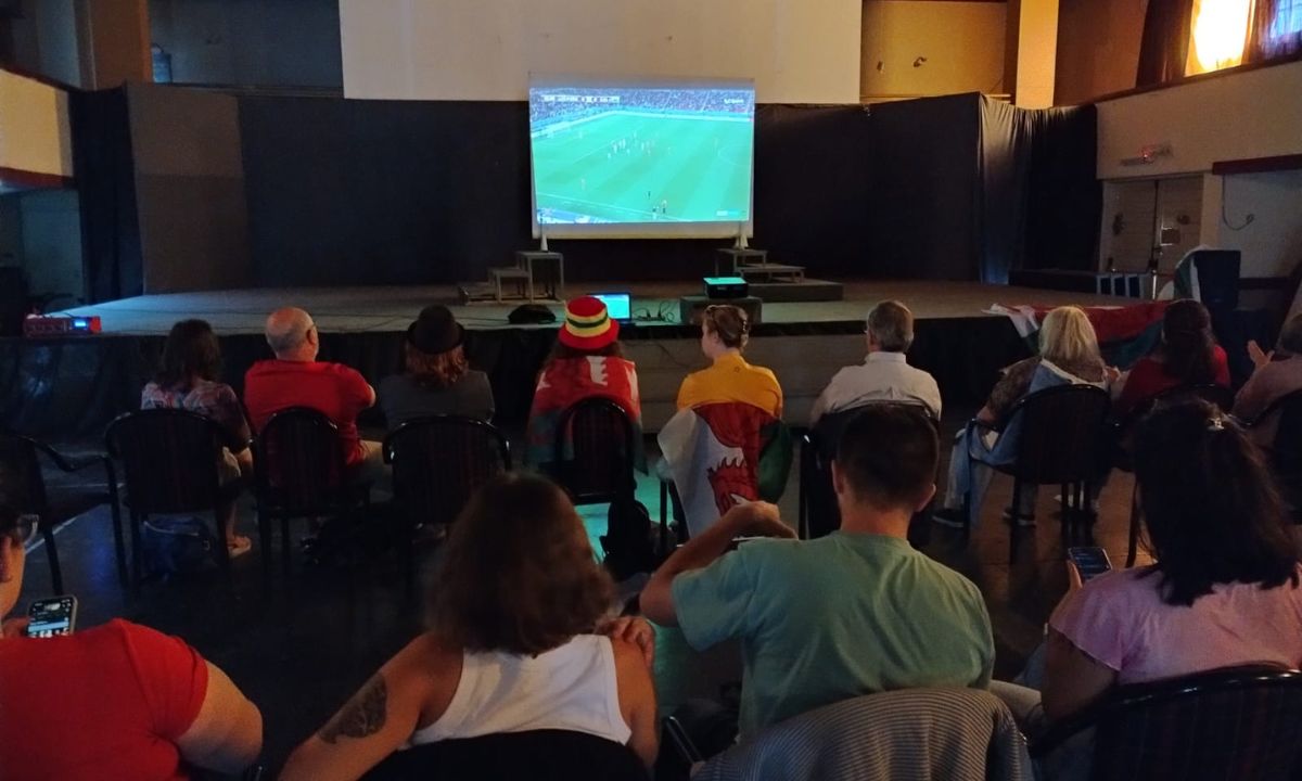 Trelew proyectó en pantalla gigante el partido de Gales