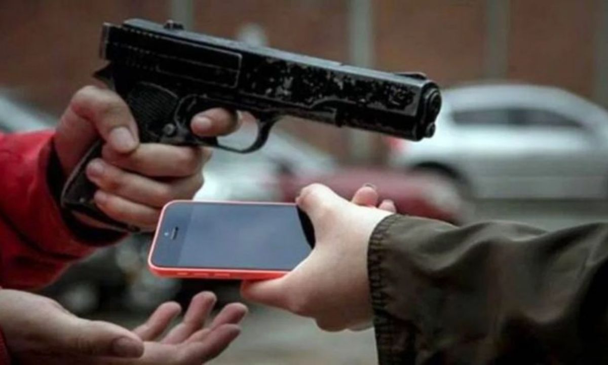 Fue hasta la parada de colectivo y al volver, tres sujetos salían de su vivienda