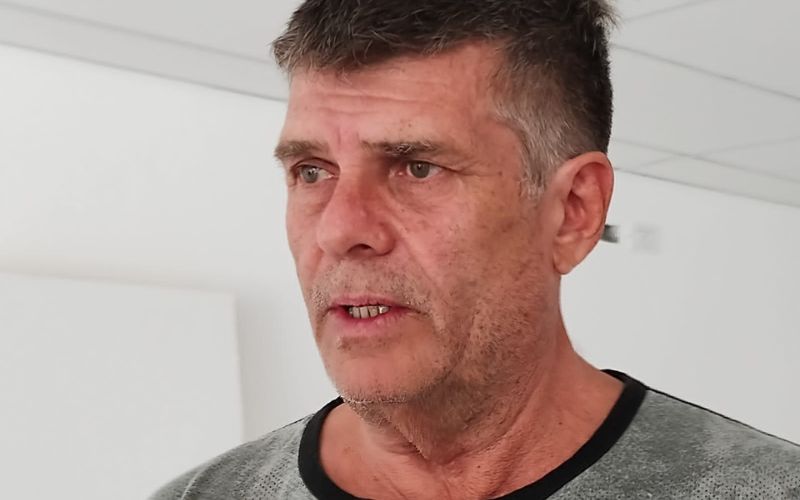 Le rompieron la luneta del auto al secretario de obras públicas de Trelew