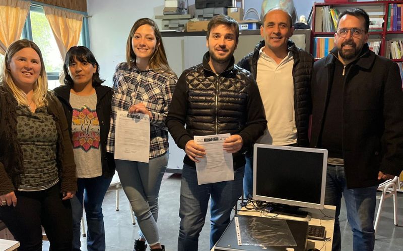 Torres visitó la Escuela 103 de Villa Lago Rivadavia y entregó computadoras restauradas por Proyecto Puente