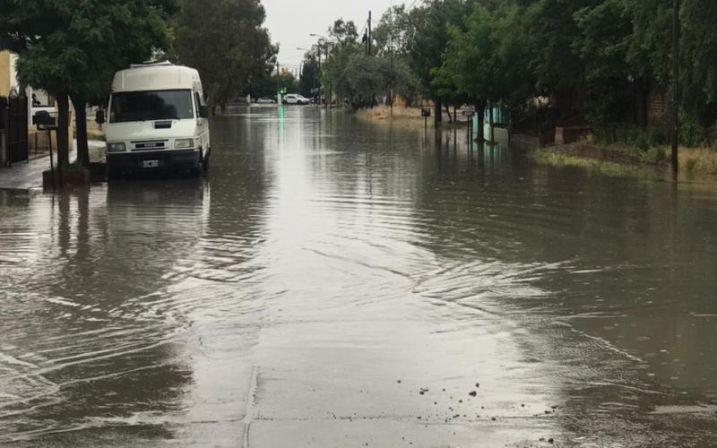 Cayeron 28 milímetros de lluvia en Trelew y desbordó el sistema cloacal