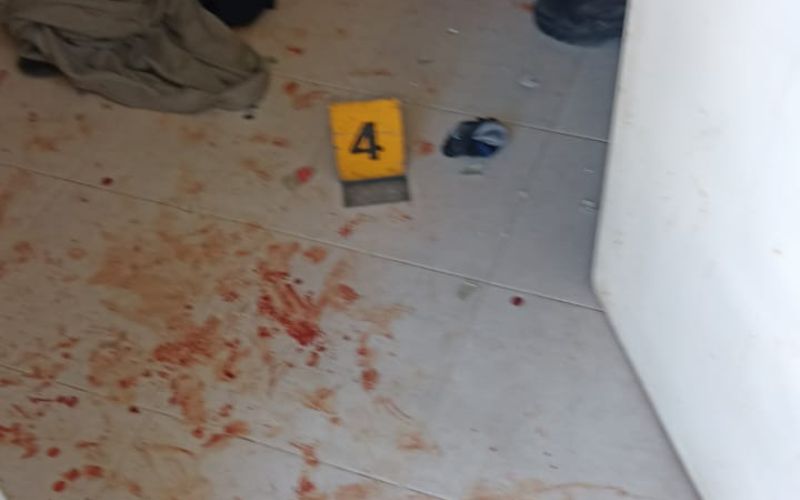 Una mujer apuñaló a su ex y a la pareja actual del hombre