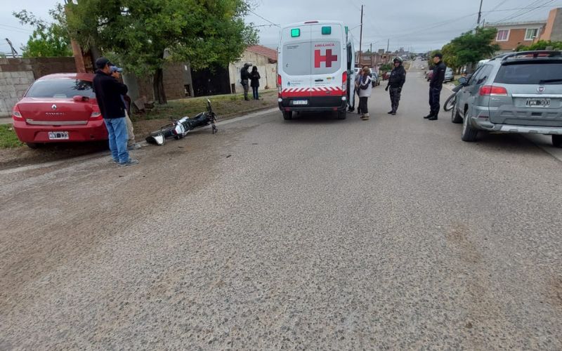 Motociclista lesionado al chocar contra un auto