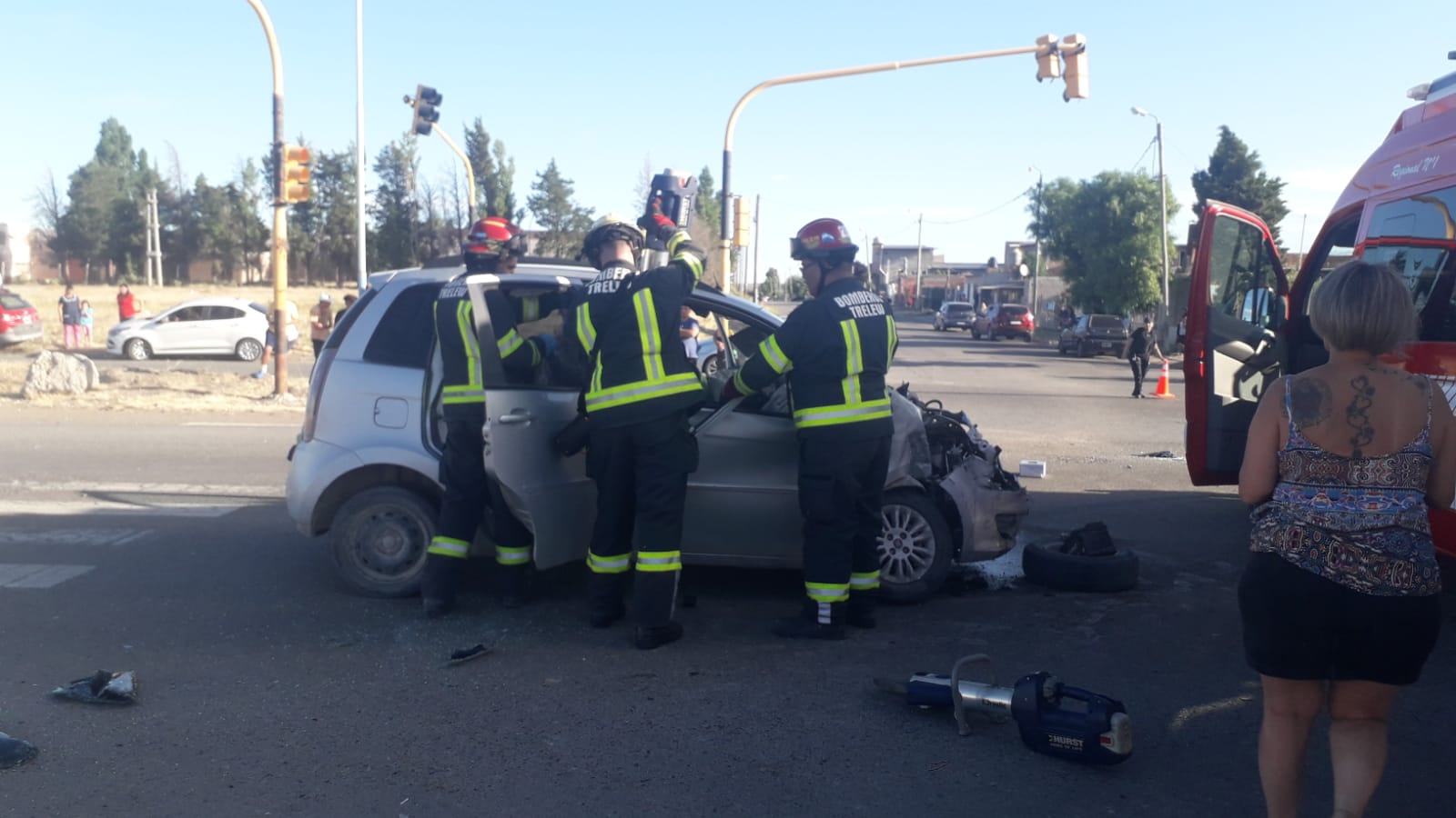 Automovilista resultó con lesiones en un impresionante choque con un camión