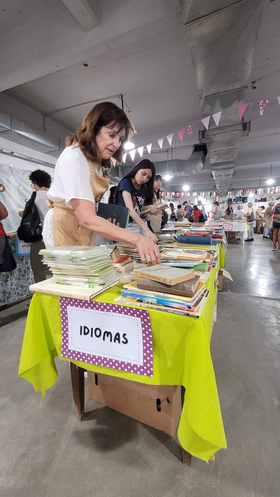 La feria solidaria realizó otra jornada exitosa de intercambio de libros por alimentos