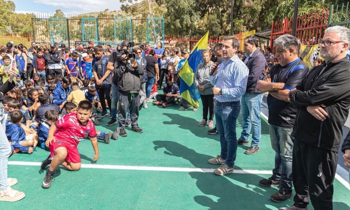 Luque reinauguró el playón deportivo del club infantil “Las Latas”