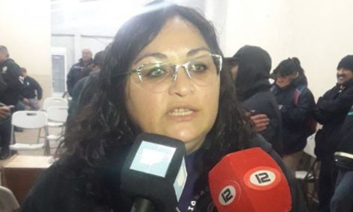 Trabajadores enrolados en ATE realizan paro en el Municipio de Trelew